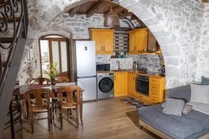 KrásionにあるStefanis Guest Houseのキッチン(テーブル、白い冷蔵庫付)
