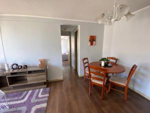 una cucina e una sala da pranzo con tavolo e sedie di Alojamiento en Claros de Rauquén a Curicó