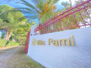 un letrero para un parque de villas en una pared en Villa Pami en Almiros Beach