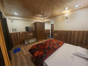 Katil atau katil-katil dalam bilik di Gayatri Lodge +15 gambar