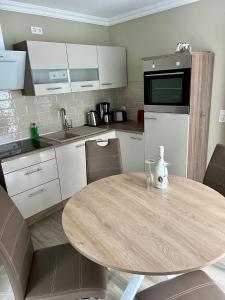 cocina con mesa de madera en Ferienwohnung Holzerland, en Patzig