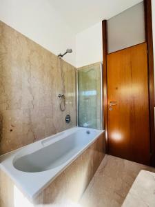 e bagno con vasca e doccia. di Green Guest House a Milano