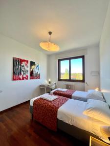 1 Schlafzimmer mit 2 Betten und einem Fenster in der Unterkunft Green Guest House in Mailand