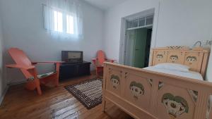 um quarto com uma cama, uma secretária e uma cadeira em Very Typical - Alojamento Local em Elvas