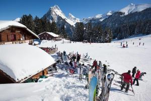 eine Gruppe von Personen, die auf einer schneebedeckten Skipiste stehen in der Unterkunft O'Léman avec Sauna inclus in Thonon-les-Bains
