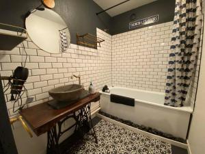 ein Badezimmer mit Waschbecken und Badewanne in der Unterkunft O'Léman avec Sauna inclus in Thonon-les-Bains + 48 Fotos