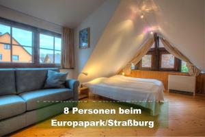 sala de estar con cama y sofá en Ferienhaus Schwarzwald bei Straßburg Europapark für 12 Personen auf 160qm en Rheinau