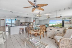 eine Küche und ein Wohnzimmer mit einem Tisch und Stühlen in der Unterkunft Best beach front vacation, Ocean View, 8th Flr in Destin