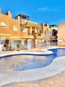 una piscina frente a un edificio en Newly Refurbished Apartment, en Cuevas del Almanzora