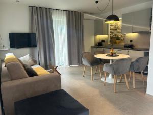 A television and/or entertainment centre at Piedra Luxury Apartments