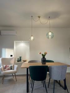 A seating area at Piedra Luxury Apartments