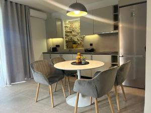 A seating area at Piedra Luxury Apartments