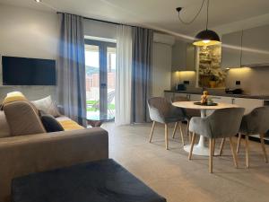 A seating area at Piedra Luxury Apartments