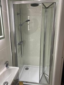 een douche met een glazen deur naast een wastafel bij Bellman 12, Newly Refurbished 2023, Lake View, Pet Friendly in Bowness-on-Windermere