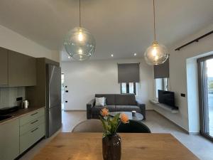 A seating area at Piedra Luxury Apartments
