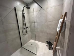 A bathroom at Piedra Luxury Apartments