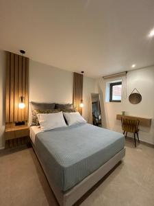 A bed or beds in a room at Piedra Luxury Apartments