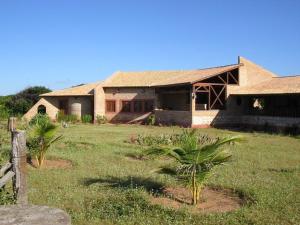 Gedung tempat penginapan berlokasi