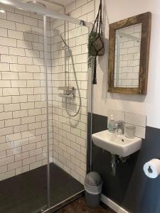 La salle de bains est pourvue d'une douche et d'un lavabo. dans l'établissement Beautiful Townhouse with Parking Sleeps 6, à Kingsbridge