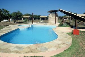 a large swimming pool in the middle of a yard at Oh! Linda Pousada in Redonda
