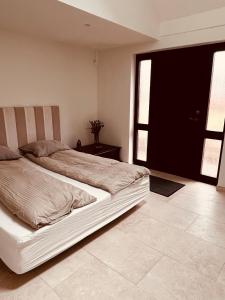 uma cama num quarto com uma grande janela em Bagsværd Room em Bagsværd