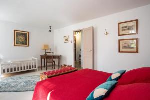 sala de estar con sofá rojo y mesa en Cottage 4 chambres avec cheminée, en Épégard