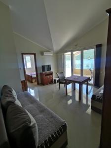 sala de estar con mesa y sofá en Apartmani Krivokapic, en Herceg-Novi