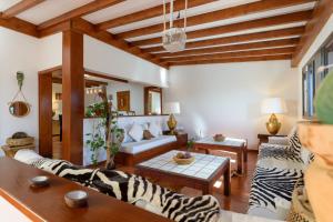 een woonkamer met banken en een tafel bij Beautiful Boho Glam Villa With Private Pool in Playa Blanca