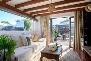 een woonkamer met een witte bank en een tafel bij Beautiful Boho Glam Villa With Private Pool in Playa Blanca