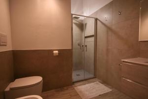 a bathroom with a shower with a toilet and a sink at Casetta sulla Bolgherese immersa nel Verde in Castagneto Carducci