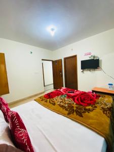 Een bed of bedden in een kamer bij Hotel Nakshatra