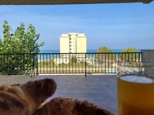 ein Glas Bier und ein Stück Brot auf dem Balkon in der Unterkunft OrtonaAmareAppartamenti in Ortona