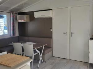 Mobil home Camping La Marine的厨房或小厨房
