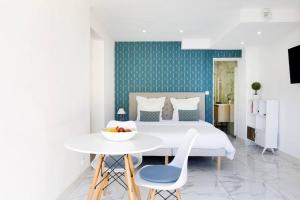1 dormitorio con 1 cama, mesa y sillas en Studio tout confort avec parking et terrasse à Eze village, en Èze