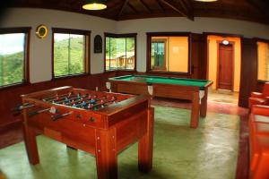 una habitación con 2 mesas de billar en una habitación en Pousada Villa dos Leais, en Serra Negra