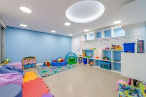 a play room with blue walls and white ceilings at Trend Nova Carlos Gomes - 406 in Porto Alegre