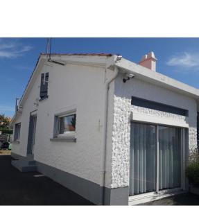 un edificio blanco con una ventana en el costado en Charmant petit Studio en duplex, en Le Fenouiller