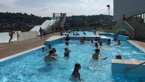 un gruppo di persone in piscina di Maison avec jardin 4 à 5 personnes a Mers-les-Bains