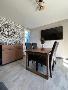 Televízia a/alebo spoločenská miestnosť v ubytovaní Maison avec jardin 4 à 5 personnes