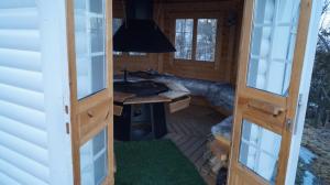 einen Blick von innen eines winzigen Hauses in der Unterkunft Heggelund in Svensby