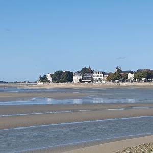 a view of the beach with houses in the background at Villa Etiennette 2 in Le Crotoy