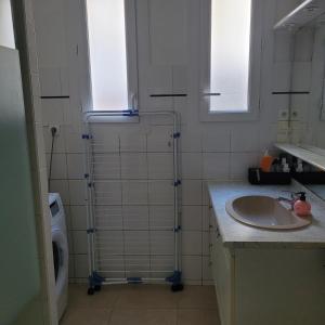 La salle de bains est pourvue d'un lavabo et d'une douche. dans l'établissement KeLi, à Poitiers