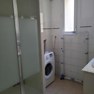 baño con lavadora y ventana en KeLi en Poitiers