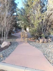Your comfy home in Colorado Springs في كولورادو سبرينغز: تمثال لحمار الوحشي يمشي على الرصيف