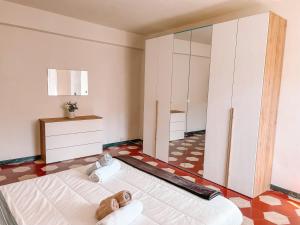 una camera con un grande letto e uno specchio di Attico Il Magnifico Volterra a Volterra