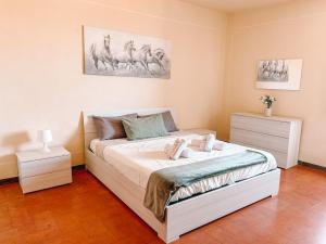 una camera da letto con un grande letto con due comodini di Attico Il Magnifico Volterra a Volterra