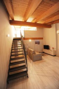 - un escalier dans le salon avec un canapé dans l'établissement Bene39, à Turin
