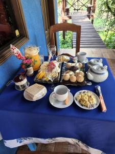 Granja Mi Retiro في Areguá: طاولة زرقاء عليها طعام ومشروبات