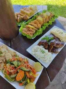 um grupo de pratos de alimentos sobre uma mesa em Granja Mi Retiro em Areguá
