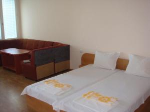 ポモリエにあるEvi Apartments 1のベッド1台とソファが備わる小さな客室です。
